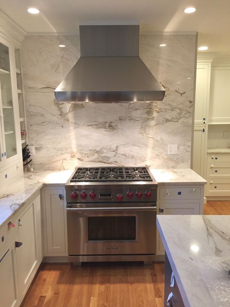 Love this "Matarazzo Classic" quartzite full backsplash! One of my absolute favorite stones! Matarazzo Quartzite Countertop, Full Granite Backsplash Kitchen, Quartzite Backsplash Kitchen, Matarazzo Quartzite, Florida Kitchen Remodel, Granite Backsplash Kitchen, New House Aesthetic, Bloomfield Homes, Cape Kitchen