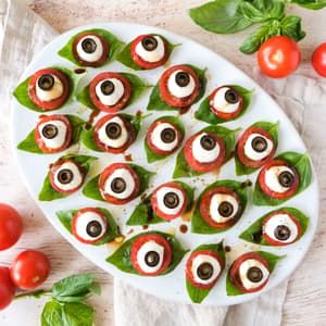 Albertsons - Caprese "Eyeballs" with Basil, Tomato, Mozzarella & Black Olives Halloween Caprese, Spooky Dishes, Eye Balls, Healthy Halloween Treats, Super Healthy Kids, Halloween Appetizers, Healthy Halloween, Halloween Snacks, Halloween Food For Party