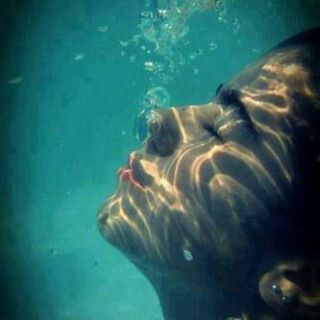 Underwater Bubbles, Underwater Portrait, Breathing Underwater, Underwater Painting, Studio Photography Poses, Underwater Art, Under The Water, Summer Surf, Water Art