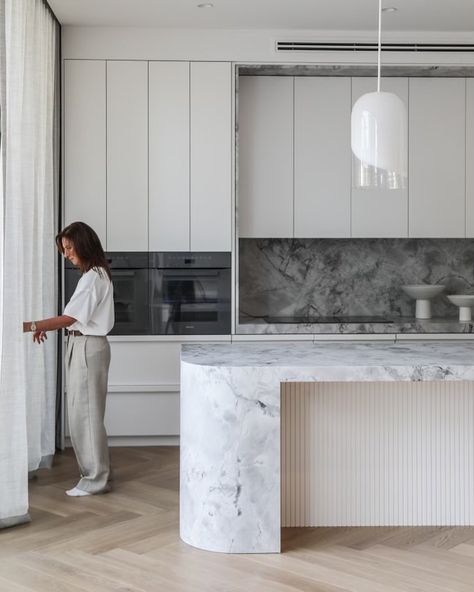 S I M P L Y S O P H I S T I C A T E D. This kitchen has it all . Detailed cabinetry, elegant pendants, super white marble, 2pac vertical… | Instagram Super White Marble Kitchen, Designer Kitchens Luxury Modern, Designer Kitchens Luxury, Kitchen Luxury Modern, White Marble Kitchen Island, Marble Kitchen Island, Curved Kitchen, White Marble Kitchen, Marble Island