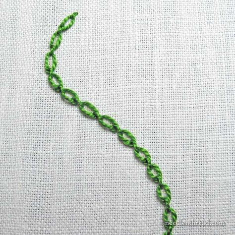 Buttonholed Cable Chain Stitch with Knots Cable Chain Stitch, Crazy Embroidery, Buttonhole Stitch, Crazy Quilt Stitches, Embroidery Stitches Beginner, Chain Stitch Embroidery, Floral Embroidery Patterns, Hand Embroidery Tutorial, Embroidery Tutorial