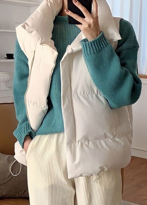 Padded Vest Outfit Woman, Padded Vest Outfit, Jacket Vest Outfits, Japan Outfit Spring, Winter Vest Outfits, Spring Outfits Japan, Puffer Vest Outfit, Cute Vest, Women's Vests