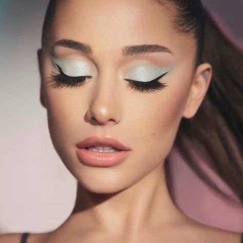 Ariana Grande Hair Color, Ariana Grande Eyes, Ariana Grande Nose, Ariana Icon, Ariana Grande Makeup, Ariana Grande Hair, Rem Beauty, Ariana Grande News, Space Makeup