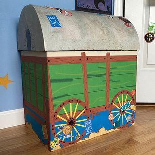 PERFECTION! | Someone Made An Exact Replica Of Andy’s Room From “Toy Story” And It Will Blow Your Mind Andys Room Toy Story, Toy Story Bedroom, Toy Story Nursery, Andy's Room, Andys Room, Toy Story Room, Casa Disney, Art And Craft Paper, Cool Kids Rooms