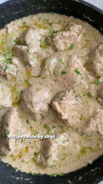 Recipesmine by Shaji on Instagram: "Creamy pepper chicken 😋👍 Restaurant style Creamy Pepper chicken Perfect Recipe ingridents Chicken 800gm Curd 1 1/2cup (less sour is good) salt to taste black pepper crushed 1 tsp onion 2medium Cashew nuts 10-15 green chilli 4-5 ginger small piece garlic 6-8 oil 4tbsp butter 2 tbsp Cream 2tsp sugar 2 pinch Small cardamom 2-3 black cardamom 1 cloves 2-3 bay leaf 1 Chopped Coriander leaves Stems(if you add coriander leaves the gravy color will change,so ad Chicken Curry Recipe Easy, Chicken Restaurant, Black Cardamom, Curry Recipes Easy, Black Pepper Chicken, Salt And Pepper Chicken, Pepper Chicken, Videos Cooking, Curry Chicken Recipes