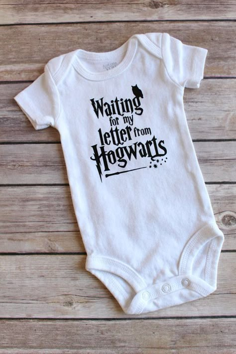 Harry Potter Baby Clothes, Harry Potter Onesie, Nerdy Baby, Harry Potter Baby Shower, Cricut Baby, Harry Potter Baby, Baby Party, Baby Body, Baby Shirts