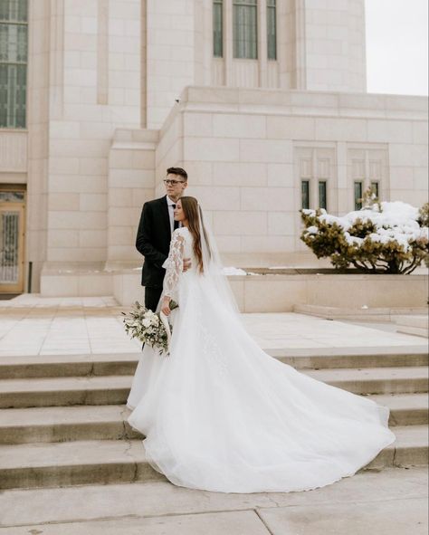 Temple Bridal Photos, Temple Wedding Pictures, Temple Wedding Photography, Wedding Photo Studio, Lds Temples Wedding, Wedding Couple Poses Photography, Temple Wedding, Bridal Photoshoot, Formal Dresses For Weddings