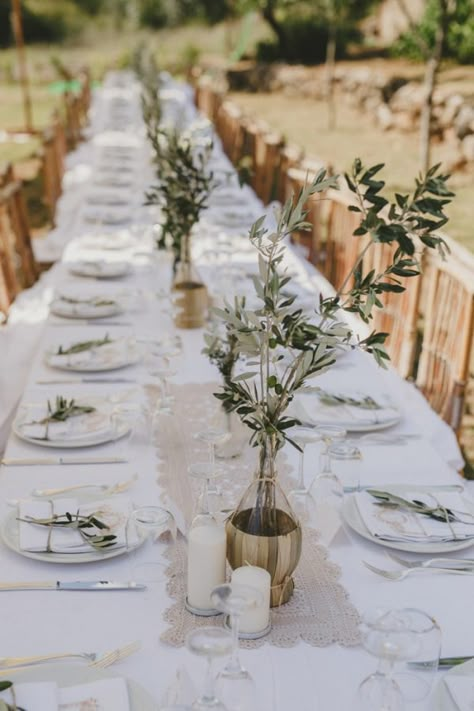 Wedding Olive Theme, Rustic Italian Decor, Rustic Italian Wedding, Outdoor Dinner Party, Vintage Italian Wedding, Winter Wedding Table, Centerpieces Floral, Olive Wedding, Vintage Wedding Table