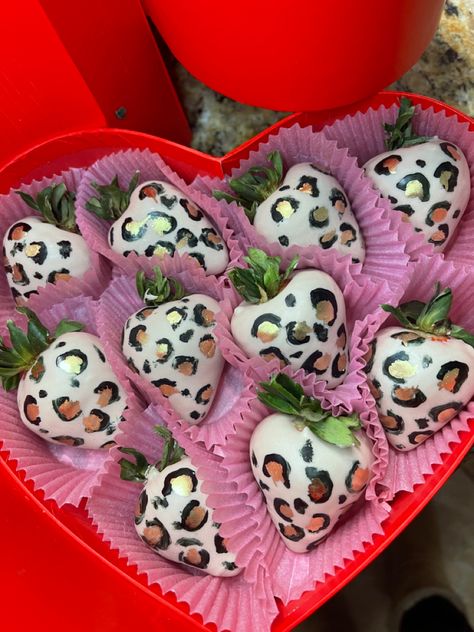 Chocolate Covered Strawberry Cupcakes, Animal Themed Strawberries, Cheetah Print Strawberries, Pink Chocolate Covered Strawberries Birthday, Leopard Party Decorations, Cheetah Print Desserts, Animal Print Desserts, Chocante Covered Strawberries, Leopard Birthday Parties