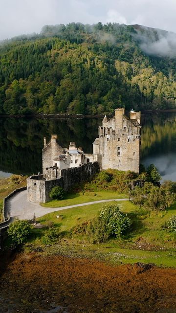 Britain Castles, Real Castles, Castle Painting, Scotland Landscape, Eilean Donan, Scotland Castles, Visit Scotland, Scottish Castles, Voyage Europe