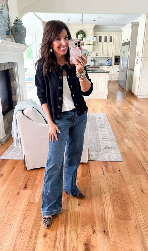 Cool Fall Outfits 2023, Fall Fashion 2024 Casual, 2024 Womens Fall Outfits, Express Jeans Outfit, Straight Dark Wash Cropped Jeans For Fall, Casual Fall Women’s Fashion 2024, Cindy Spivey, Early Fall Outfits 2024, Casual Early Fall Outfits