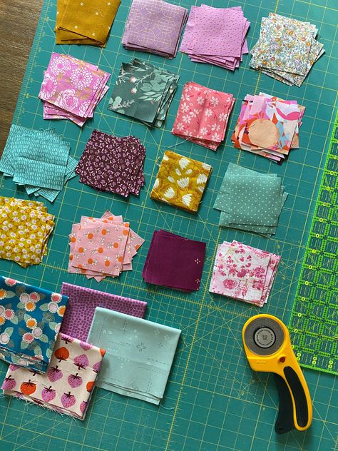 My Favorite Harken Quilt Might Be This Scrappy One – Blooming Poppies Modern Quilts Scrappy Quilt Backing Ideas, Scrappy Quilt Patterns Free, Scrap Quilts Ideas, Scrappy Quilts Ideas, Crazy Quilt Tutorials, Antique Quilts Patterns, Backing A Quilt, Stamp Quilt, Postage Stamp Quilt