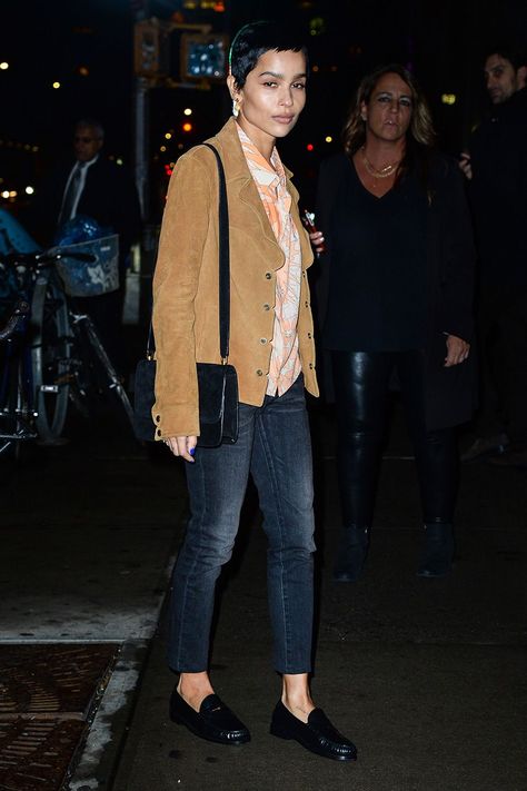 Zoe Kravitz Wore Skinny Jeans and This Flats Trend on the Red Carpet Suede Blazer Outfit, Saint Laurent Outfit, Zoe Kravitz Style, Bike Shorts Outfit, Red Mules, Zoë Kravitz, Outfits New York, Trending Flats, Suede Blazer