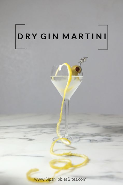 Dry Gin Martini, Aperitif Cocktails, Bartending Tips, Gin Martini, Raspberry Cocktail, Tasty Cocktails, Cocktail Mixology, Gin Lemon, Dry Martini