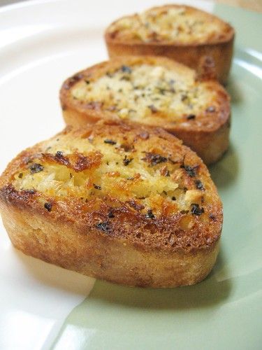 Crostini Bread, Garlic Crostini, Crostini Appetizers, Crostini Recipes, Herb Bread, Garlic Herb Butter, Winter Soups, Favorite Appetizers, Herb Butter