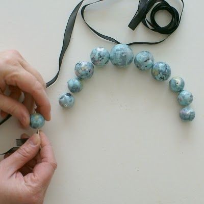 A hand-made gorgeous paper bead necklace.. why not have a go? Paper Mache Jewelry, Paper Beads Diy, Paper Bead Necklace, Paper Bead Bracelet, Make Paper Beads, Paper Beads Necklace, Paper Bead Jewelry, Paper Jewelry, Fabric Beads