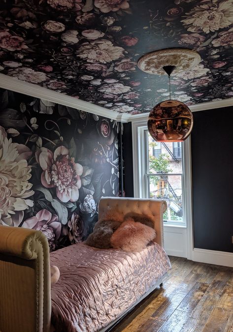 We haven't seen this combination before: Ellie’s Dark Floral II Black Saturated in 300% on the wall and in 100% on the ceiling! It looks gorgeous! Design: @karenbrowne73 Wallpaper: Dark Floral II Black Saturated XXL (300%) on the wall and Dark Floral II Black Saturated Wallpaper on the ceiling. Order directly on elliecashmandesign.com. Black Floral Wallpaper, Floral Wallpaper Bedroom, Ii Wallpaper, Floral Bedroom, Wallpaper Ceiling, Black Bedroom, Wallpaper Living Room, Wallpaper Bedroom, Dark Floral