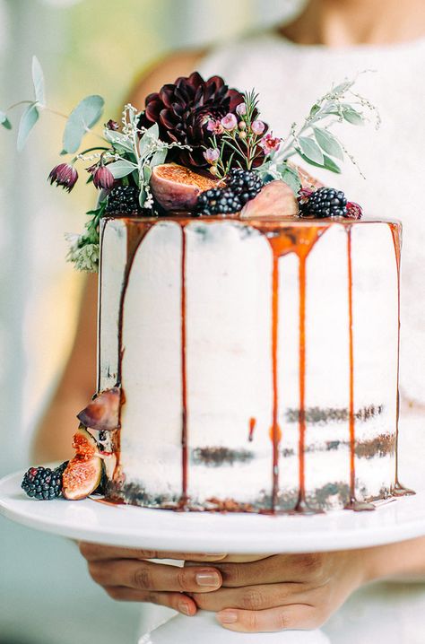 wedding cake with drizzle - photo by Petra Veikkola Photography http://ruffledblog.com/finnish-mansion-wedding-inspiration Pumpkin Wedding, Torte Cupcake, Naked Cakes, Wedding Cake Rustic, Cake Trends, S'mores, Wedding Cake Inspiration, Cupcake Cake, Drip Cakes