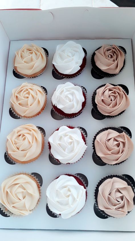 Rustic Theme Cupcakes, Simple Wedding Cupcakes Rustic, Boho Cupcakes Ideas, Rustic Bridal Shower Cupcakes, Modern Wedding Cupcakes, White Bridal Shower Cupcakes, Brown Cupcakes Aesthetic, Elopement Cupcakes, Simple Elegant Cupcakes