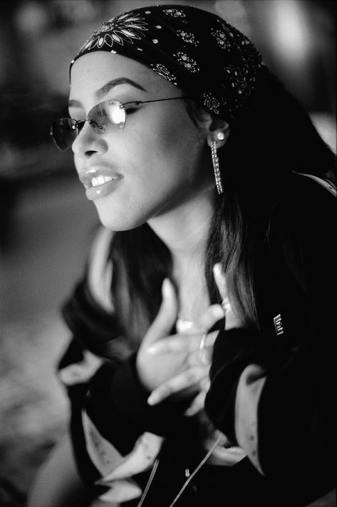 Aaliyah Back And Forth, Aaliyah Wallpaper, Aaliyah Dana Haughton, Egyptian Kings And Queens, Aaliyah Hair, Aaliyah Pictures, Wallpaper Black And White, Aaliyah Haughton, Black Femininity