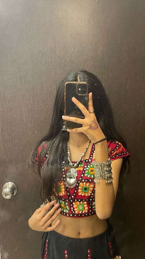 Single Dp, Navratri Aesthetic, Girl Traditional Dress, Navratri Pictures, Navratri Ideas, Blurry Mirror Selfie, Aesthetic Blurry Mirror Selfie, Nupur Sanon, Garba Night