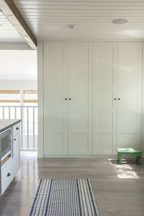 Nothing says "fancy" quite like a built-in pantry. These Bergsbo-style IKEA cabinets provide hidden storage in a space that was otherwise a bare wall without a purpose. See more at Jenna Sue Design Co. » Cocina Ideas, Armoire Entree, Ikea Built In, Kitchen Ikea, Kura Bed, Built In Pantry, Custom Pantry, Ikea Pax Wardrobe, Zsa Zsa