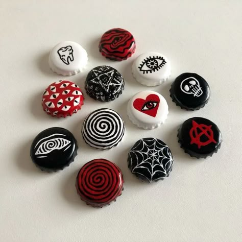 Punk Fashion Diy, Bottle Cap Art, Bottle Cap Crafts, Diy Pins, Fun Easy Crafts, Diy Crafts To Do, Easy Diy Art, Fun Diy Crafts, Cute Pins