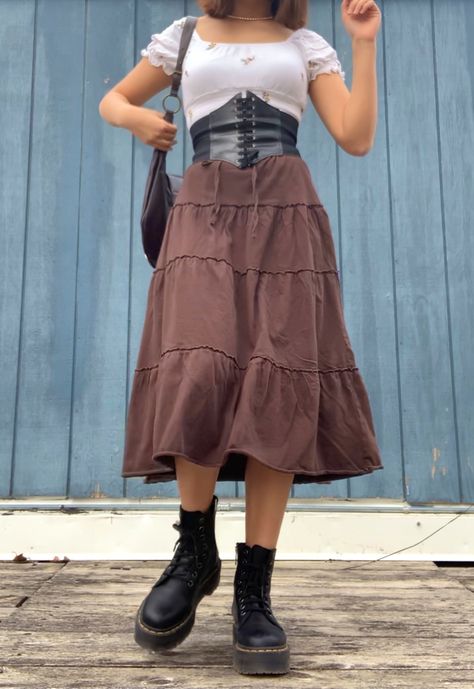 Brown Corset Belt Outfit, Waspie Corset Outfit, Pirate Aesthetic Female Outfit Casual, Corset Belt Outfit Casual, Style Corset Belt, Brown Corset Outfit, Piratecore Fashion, How To Style A Corset, Corset Belt Outfit