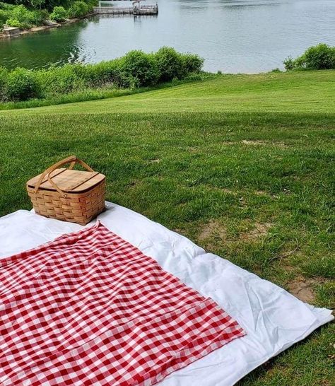 Red Blanket, Picnic Inspiration, Picnic Mat, Picnic Date, Cute Candles, Picnic Time, Vintage Americana, Alam Yang Indah, Laura Lee