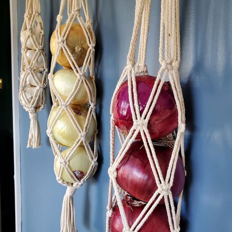 Macrame Produce Bag, Expand Kitchen, Farmhemian Decor, Boho Kitchen Decor, Hanging Fruit Baskets, Fabric Stiffener, Beads Pictures, Produce Bags, Boho Kitchen