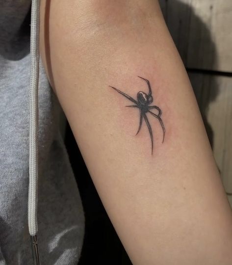 Spider Tattoo For Women Arm, Spider Wrist Tattoo, Spider Tattoo Arm, Small Spider Tattoo, Unique Minimalist Tattoo, Tattoo Homme, Amazing 3d Tattoos, Spiderman Tattoo, Saved Tattoo