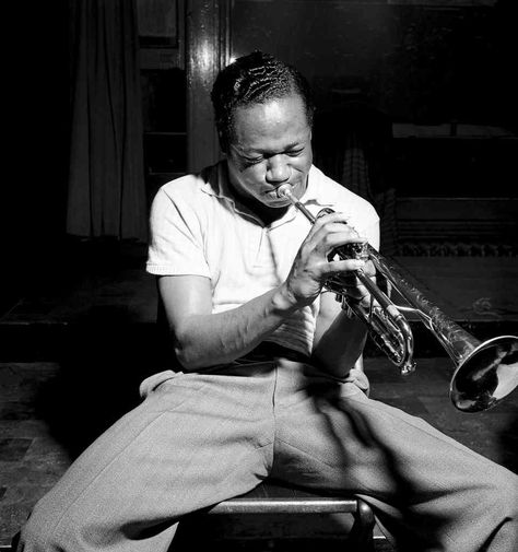 Jazz Photography by Francis Wolff – Fubiz Media Clifford Brown, Jazz Photography, Francis Wolff, Jazz Cat, Trumpet Player, Blues Musicians, Jazz Artists, Cool Jazz, Miles Davis