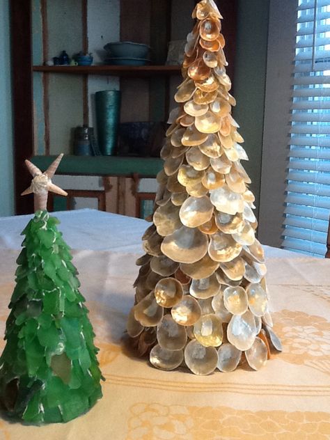 Jingle shells from Wrightsville Beach, sea glass from P R Jingle Shell Crafts Ideas, Jingle Shell Art, Jingle Shell Crafts, Shell Trees, Shell Displays, Beach Art Crafts, Seashell Diy, Seashell Tree, Jingle Shells