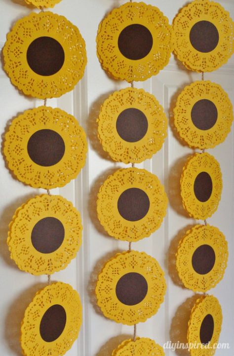 Sunflower Banner DIY for Frozen Summer Birthday Party Sunflower Party Ideas Decor, Frozen Ideas Party, Sunflower Birthday Party Decoration, Sunflower Theme Party, Sunflower Banner, Frozen Fever Birthday, Frozen Fever Party, Sunflower Birthday Parties, Sunflower Birthday