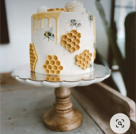 Bee Cakes Birthday, Honey Cake Design, Honey Comb Cakes, Bees Cake Ideas, Honey Birthday Cake, Honey Bee Theme Cake, Honey Themed Cake, Honey Bee Cupcakes, Bumble Bee Cakes