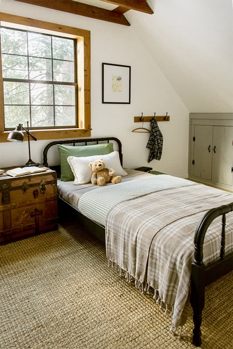 Kids Cottage Bedroom, Valspar Cozy White, Cottage Kids Bedroom, Colonial Cabin, Outdoorsy Bedroom, Rustic Chalet, Modern Guest Bedroom, Guest Bedroom Ideas, Jenna Sue Design