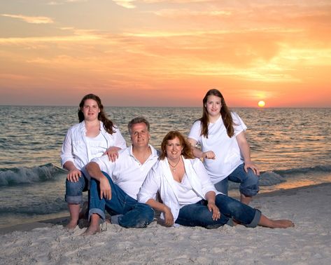 Family Beach Portrait Gallery | Stephanie Dubsky Photography Casual Beach Family Photos Outfits Color Schemes, Large Family Beach Pictures Poses, Family Of 4 Beach Photoshoot, Beach Family Of 4 Photos, Ocean Family Photoshoot, Beach Photo Ideas Family, Big Family Beach Photoshoot, Family Beach Photo Ideas, Beach Pictures Family