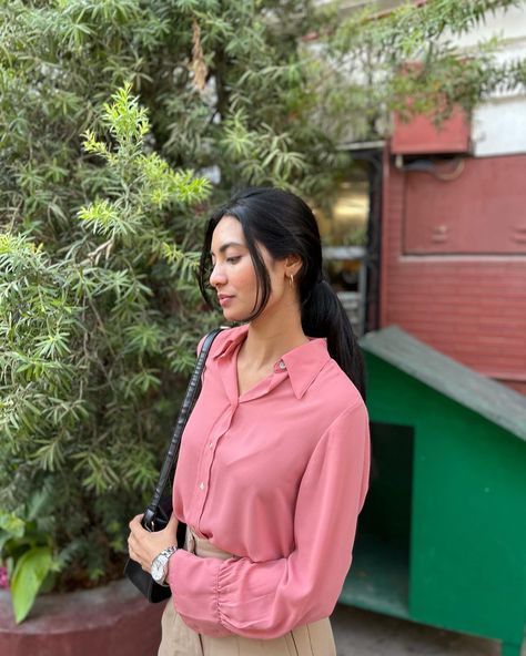 Flowy salmon shirt and beige trouser. Salmon Shirt Outfit, Beige Trouser, Trouser Outfit, Shirt Outfit, Summer Outfits, Trousers, Outfit Inspo, Quick Saves