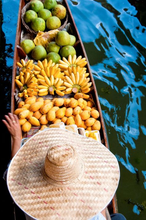 Hat and boat at the Damnoen Saduak floating market outside of Bangkok Thailand Thailand Floating Market, Floating Market Bangkok, One Night In Bangkok, Philippine Holidays, Floating Market, Party Tablescapes, Thailand Food, Visit Thailand, Boracay