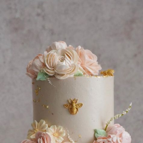 Erika Seonjoo Lee | PEORY L’atelier Cake on Instagram: "🎉 Buzzing with excitement as I created a beautiful cake for the super adorable Emmeline on her 1st bee-day! 🎂✨🐝 It featured lovely cosmos flowers to add a touch of sweetness. 🌼🎈 Sending warm wishes and love! 💕 . M / Lemon and Raspberry . . #1stbirthday #beeday #beeday🐝 #1stbirthdaycake #buttercreamflowers #newjerseycakes #newyorkcakes #njmom #njmoms #nycmom #nycmoms" Bee Day Cake, Lemon And Raspberry, Bee Cake, Bee Cakes, Bee Day, Cosmos Flowers, Yellow Bee, Simple Rose, Buttercream Flowers