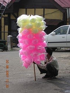 I cant find a better pic. "Buddhi ke bal" which literally means old womans hair , becuase of similar  texture and color - is the name of this candy- street food. the buddi ke bal walla - or man selling it - would come by our neighbourhood ringing a bell Childhood Memories Aesthetic, Indian Birthday Parties, Childhood Memories Quotes, Childhood Memories Art, Nostalgic Candy, Candy Hair, Childhood Memories 90s, Nostalgia Core, Background Design Vector