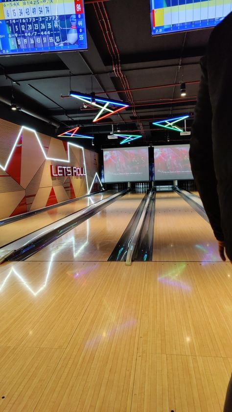 Bowling Bowling Pictures, Gaming Arcade, Arab Men Fashion, Lets Roll, Stone Wallpaper, Chill Photos, Arab Men, Snapchat Picture, Bowling Ball