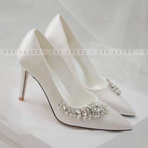 Heals For Wedding, Shoes For Graduation, Diy Heels, Graduation Shoes, Beautiful Wedding Shoes, Thick Heel Shoes, Flower Shoes, Youth Shoes, Bridal Heels