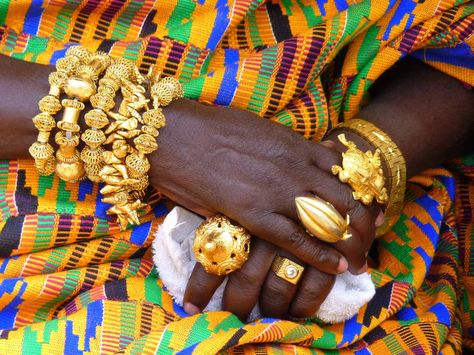 Local style: Gold jewelry of the Asante in Ghana Ashanti Empire, Ghana Culture, African Royalty, Female Dancers, Kente Cloth, Gold Chain With Pendant, Gold Work, Gold Piece, African Jewelry