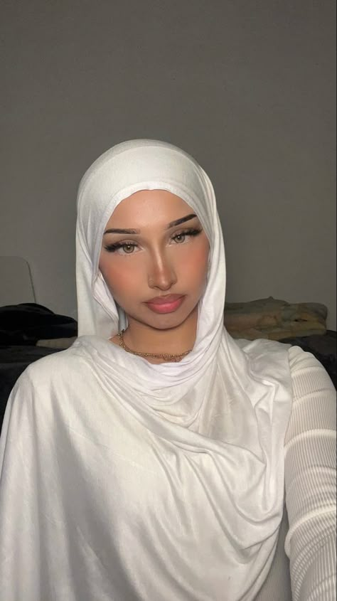 Half Hijab, White Eye Makeup, Natural Prom Makeup, Headwrap Tutorial, Estilo Hijab, Side Edges, Stile Hijab, Simple Hijab, Modest Fashion Hijab