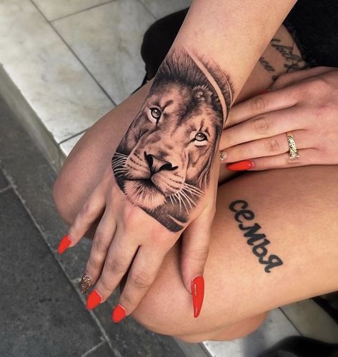 Lion Hand Tattoo, Matching Best Friend Tattoos, Girl Arm Tattoos, Hand Tattoos For Girls, Lion Head Tattoos, Small Girl Tattoos, Pretty Tattoos For Women, Hand Tattoos For Women, Tatuaje A Color