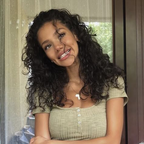 Stella Alonso, No Make Up Make Up Look, Twisted Lies, Cabello Afro Natural, Twisted Series, Pelo Afro, Hairdos For Curly Hair, Curly Hair Inspiration, Curly Girl Hairstyles