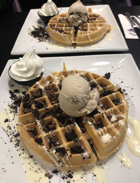 Waffle Aesthetic, Waffles With Ice Cream, Waffle With Ice Cream, Waffles And Ice Cream, Waffle Ice Cream, Junk Food Snacks, Food Babe, Food Therapy, Yummy Comfort Food