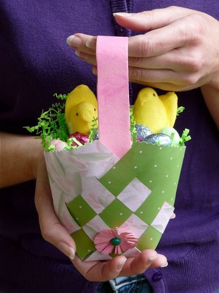 How-To: Weave a Paper Easter Basket by Diane Gilleland This design is based on the traditional Danish Woven Heart you see at Christmas and Valentine's Woven Paper Basket, Easter Art Ideas, Easter Ideas Crafts, Paper Easter Basket, Homemade Easter Baskets, May Baskets, Paperclip Crafts, May Day Baskets, Easter Baskets To Make