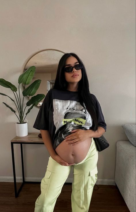 Trendy Outfits Maternity, Pregnant Edgy Outfits, Baby Mama Outfits, Pregnant Cute Outfits, Concert Outfit Ideas Pregnant, Pregnacy Summer Outfit, Y2k Maternity Outfits, Pregnancy Festival Outfit, Maternity Looks Summer